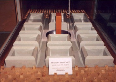 1998 - Men vlivu zstavby na tlakov pole na povrchu modelu budovy P1 a rychlost vtru mezi budovami